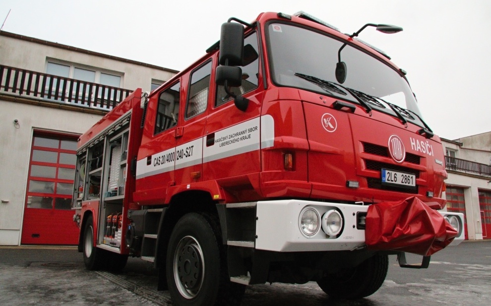 Hasičům budou pomáhat 4 nové cisterny se zařízením pro řezání vodním paprskem COBRA