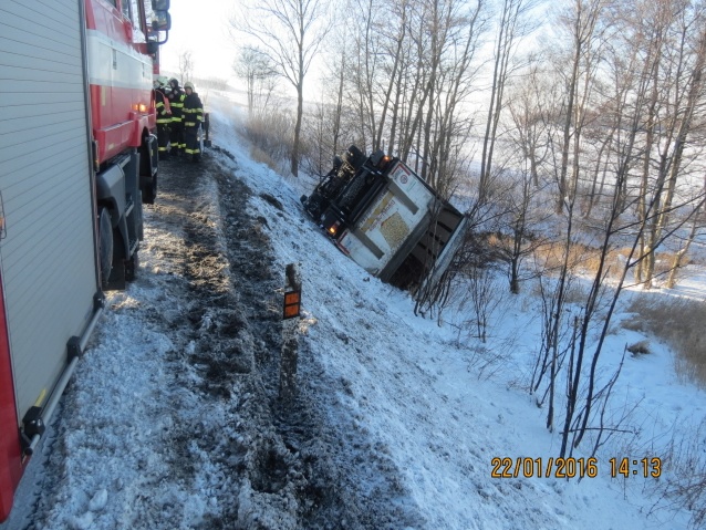 S kamionem skončil na střeše