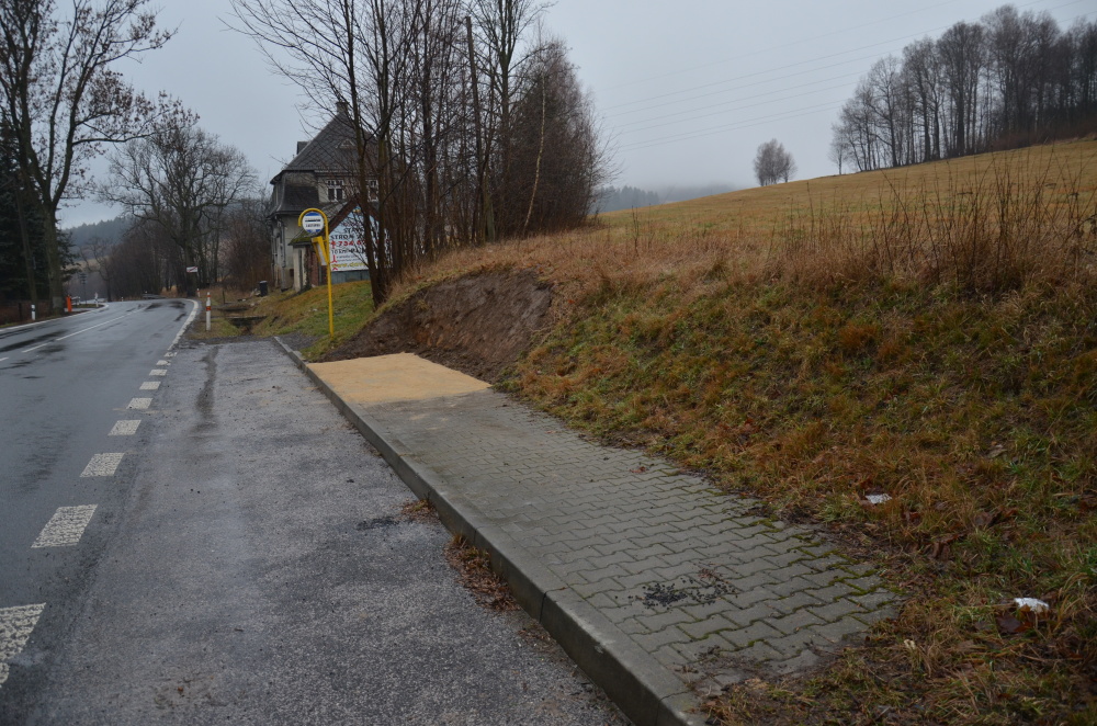 Autobusová zastávka v Albrechticích je delší, nastupování bude pohodlnější