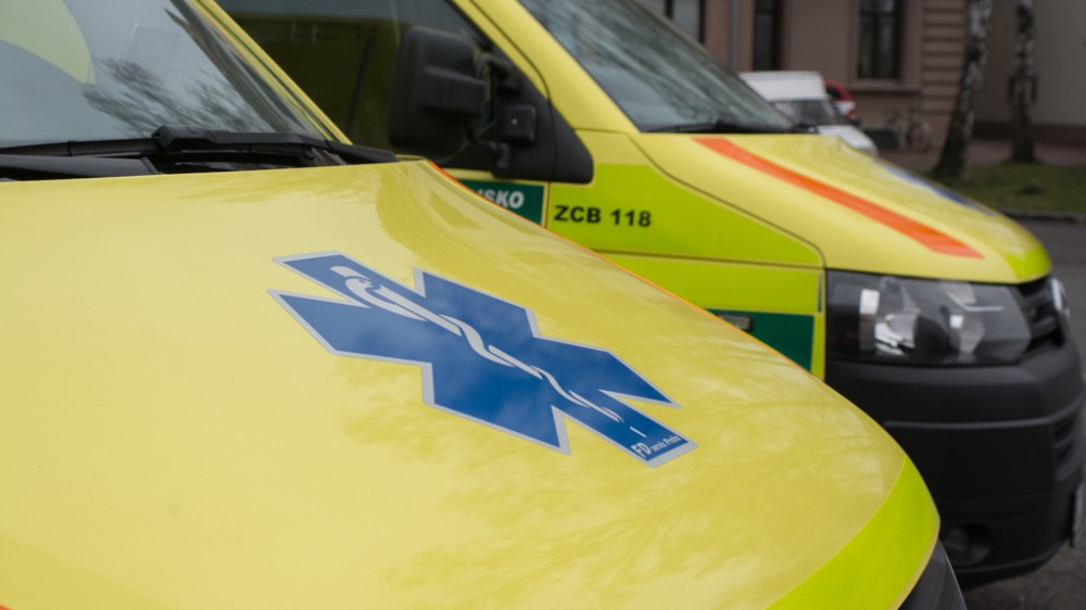 Aktualizováno – Silnici na Nové Město pod Smrkem uzavřela vážná nehoda tří aut