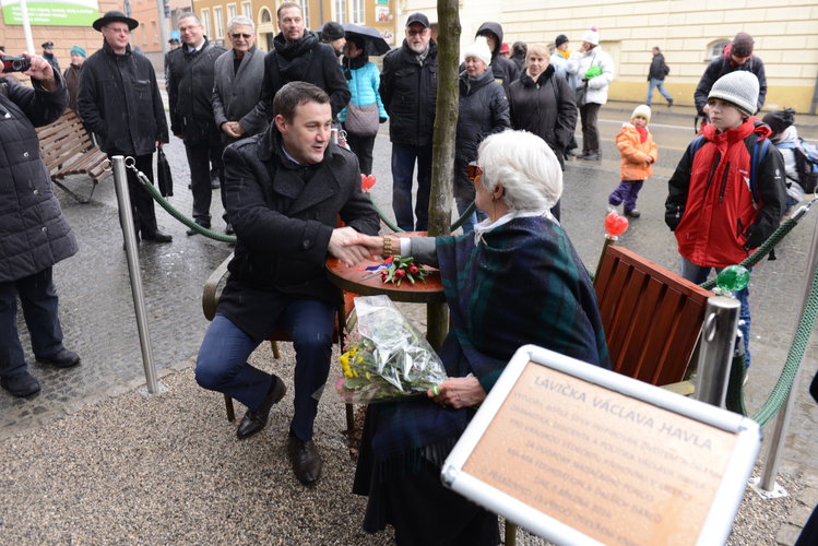 Krajská knihovna slaví výročí. Instalovala Lavičku Václava Havla, který ji před patnácti lety otevřel