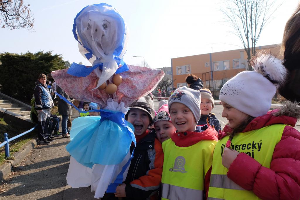 Děti ve Frýdlantu dnes vynesly Morenu. Skončila v řece