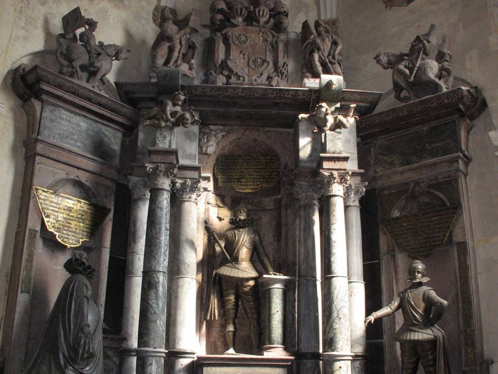 Unikátní náhrobek Redernů prokoukne