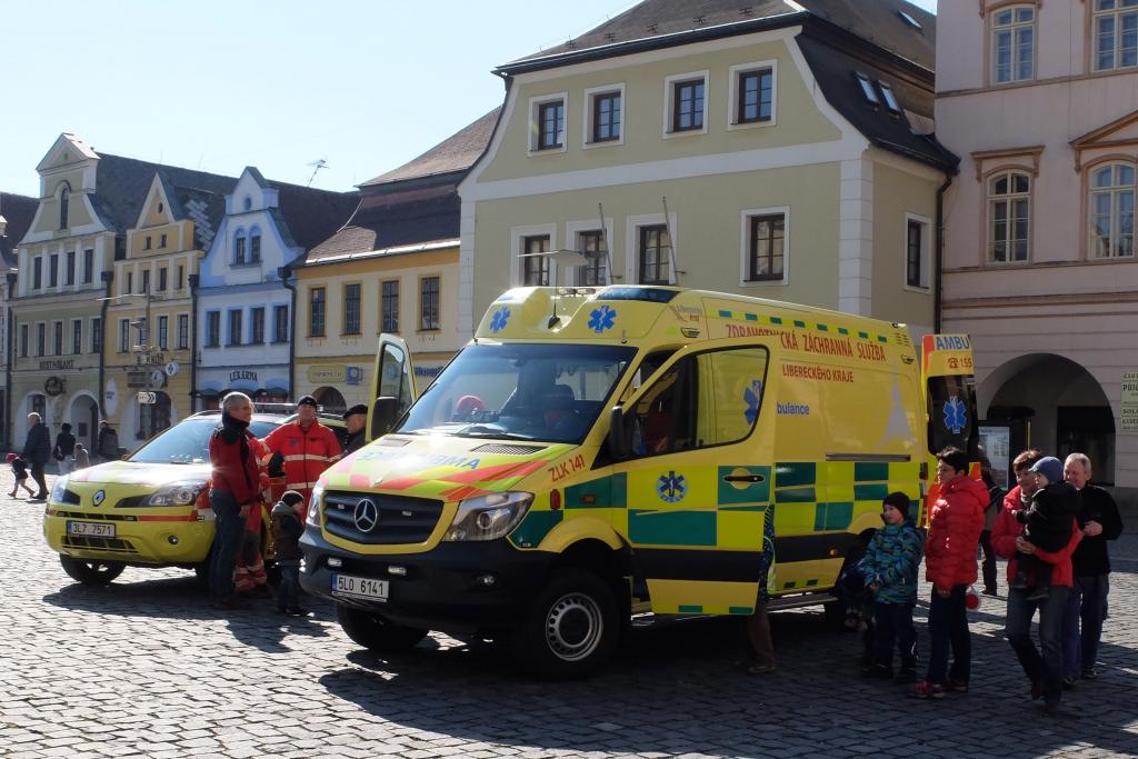 Před radnicí si lidé prohlíželi nové vozy záchranky