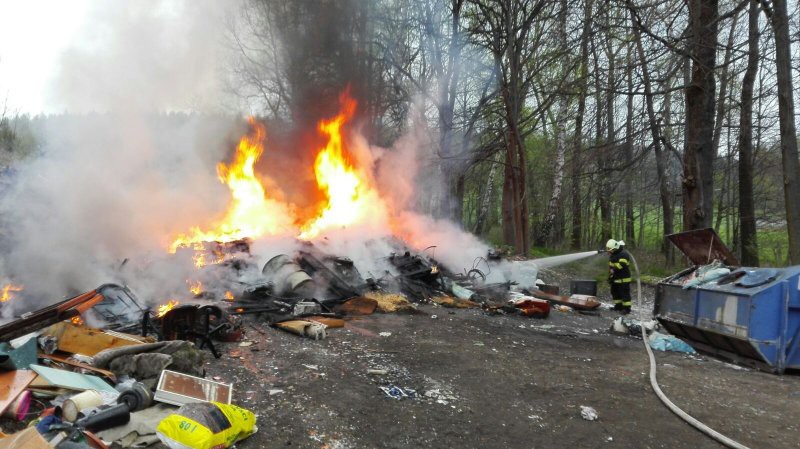 V Hejnicích hořela skládka odpadu, požár se podařilo rychle zlikvidovat