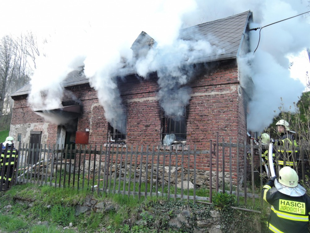 Hasiči řešili požáry: Hořel přístřešek na auto v Liberci i chalupa v Jindřichovicích. Její majitel se popálil