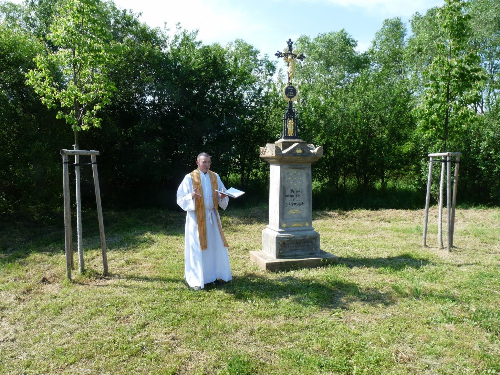 Opravený Schäferův křížek u silnice na Ludvíkov vysvětil novoměstský farář