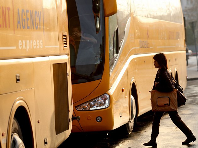V autobusech do Prahy od dnešního dne končí stevardi, zatím zkušebně