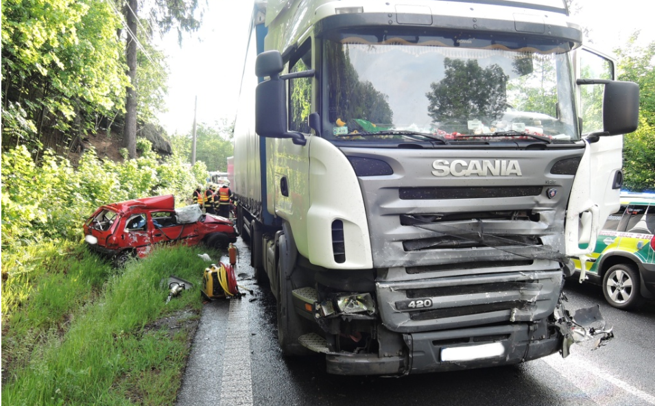 Aktualizace: Na silnici v Mníšku zemřel spolujezdec 1 Autor: HZS LK