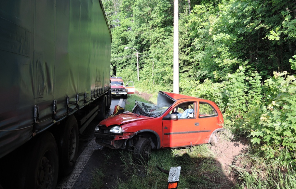 Aktualizace: Na silnici v Mníšku zemřel spolujezdec 2 nehoda6