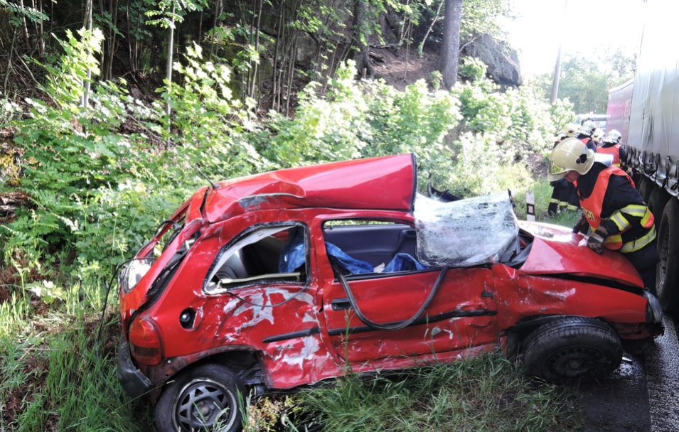 Aktualizace: Na silnici v Mníšku zemřel spolujezdec 3 nehoda7