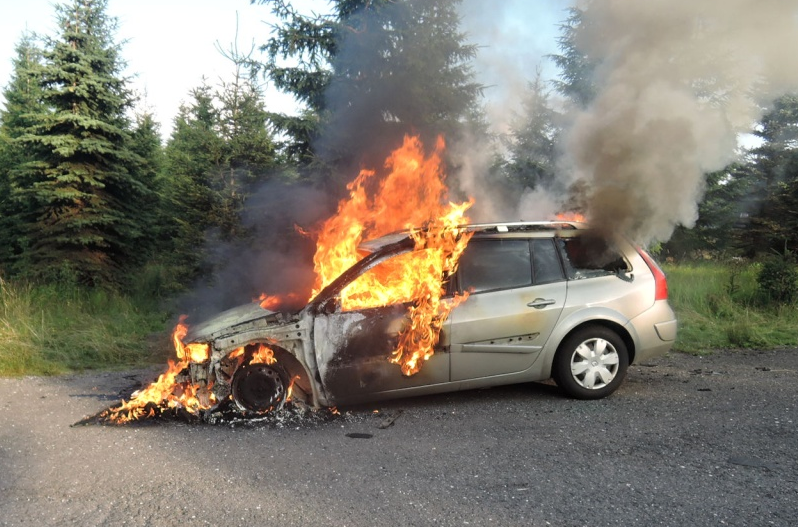 V Bílém Potoce hořelo auto. Rodina stihla utéct
