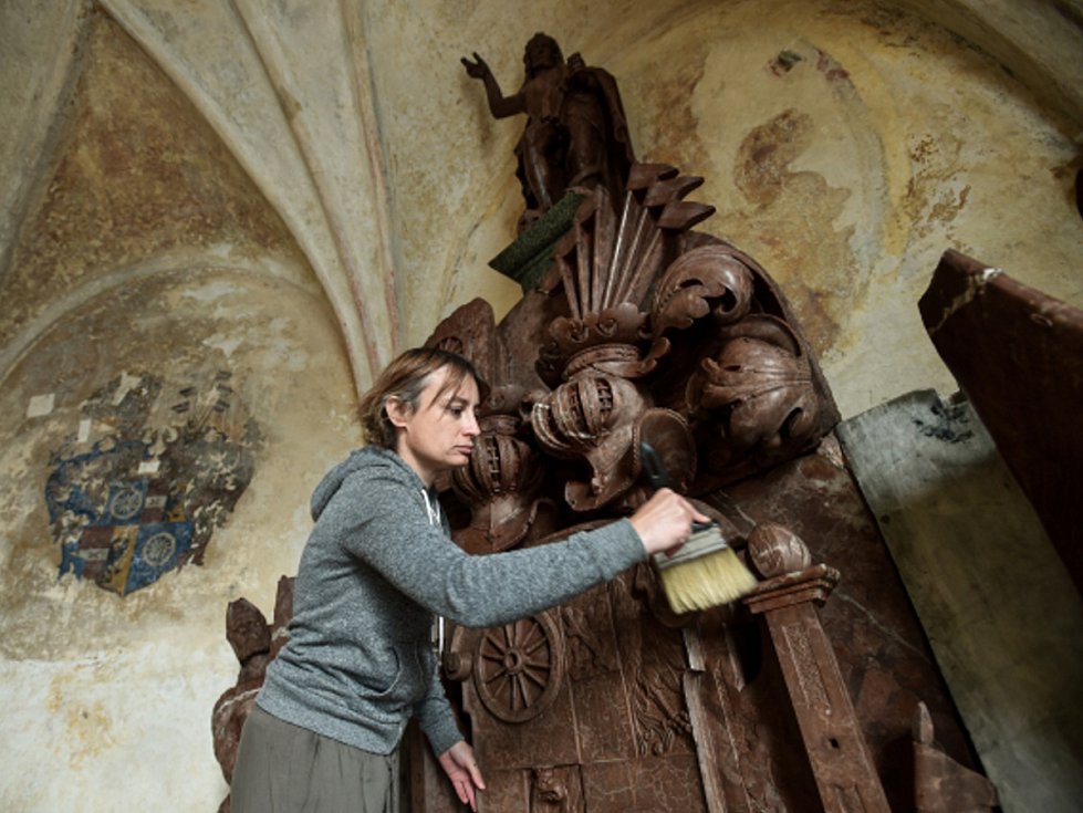 Ve Frýdlantě opravují unikátní mramorovou hrobku Redernů 1 001