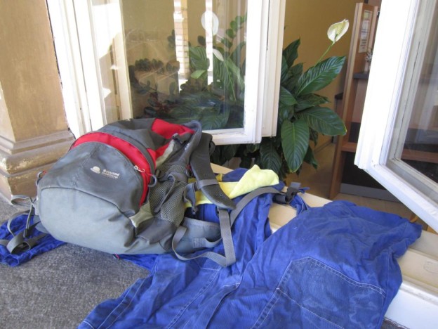 Batoh se sušil na okně podatelny