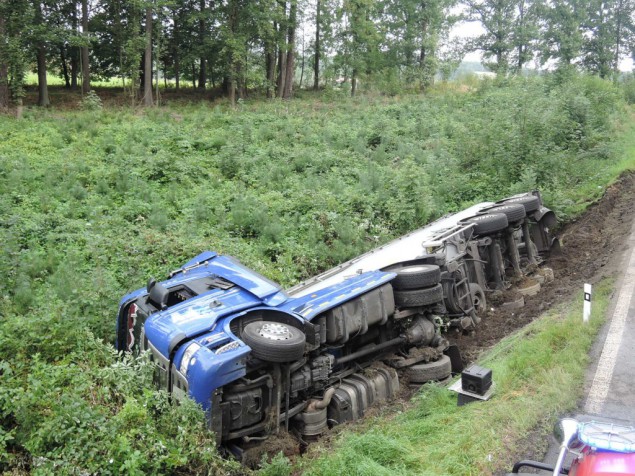 Cisterna s živočišným tukem se převrátila na bok