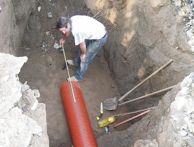 Lidé odkládají napojení, hrozí jim pokuta