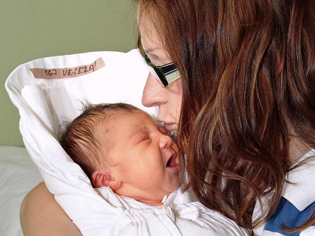 Průměrná matka má 28 let a právě porodila první dítě