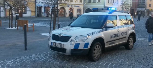 Svatebčané z Prahy se nad ránem ztratili ve Frýdlantu. Strážníky, keří jim pomohli, pozvali na oběd 1 635x285-1473170551-ilustracni-foto