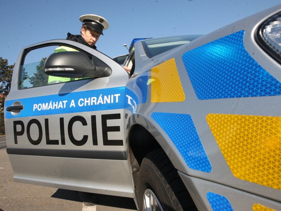 U škol kdosi láká děti do auta. Policie eviduje už tři případy 1 policie-auta_galerie-980
