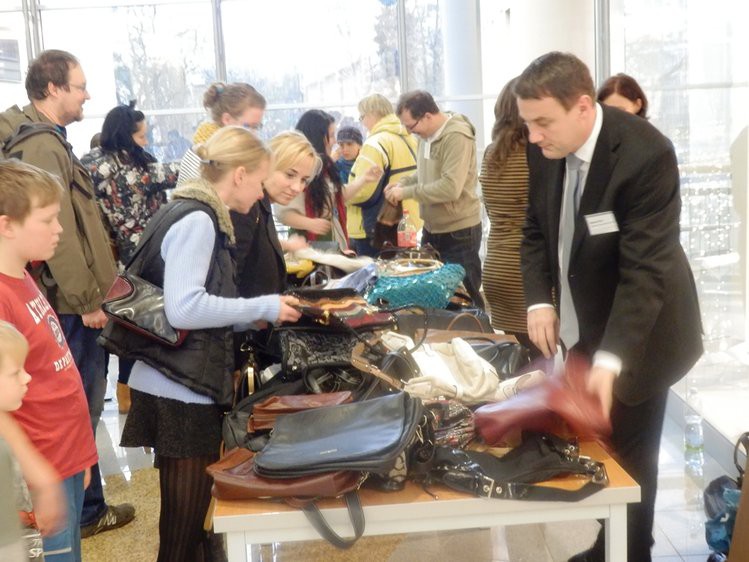 Sbírejte kabelky, pomůžou dětem