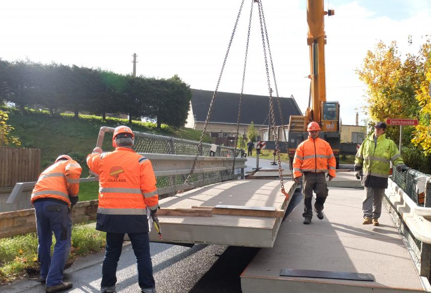 Železniční přejezd v Žitavské ulici zůstane uzavřen až do středy