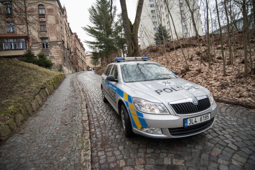 Honička v česko-polské pohraničí. Policisté naháněli ukradené Porsche po polních cestách