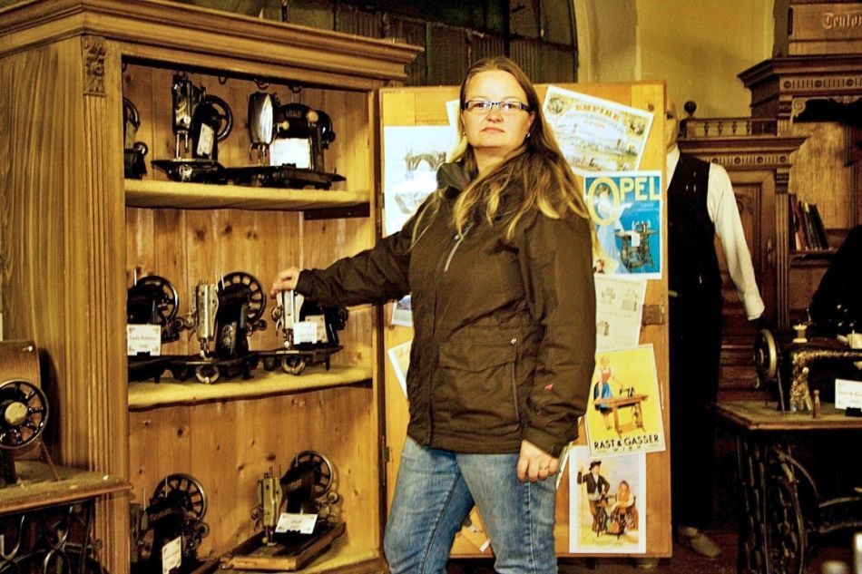 Unikátní sbírku přes 300 šicích strojů není kde vystavit. Pomůžete sběratelce z Frýdlantu?