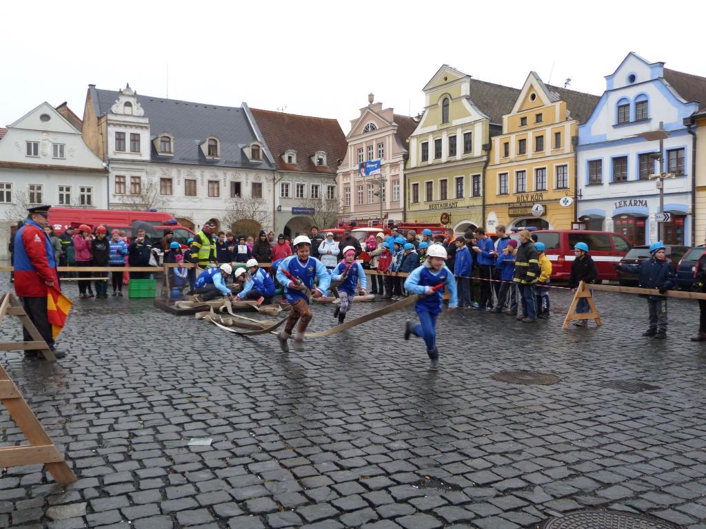 Frýdlantské náměstí hostilo soutěž mladých hasičů O předvánočního kapra