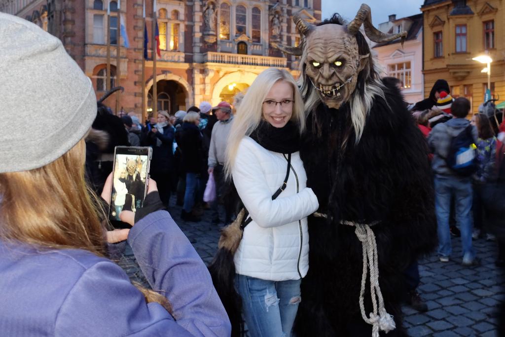 Na rozsvícení vánočního stromu čekalo ve Frýdlantu plné náměstí 1 advent_23