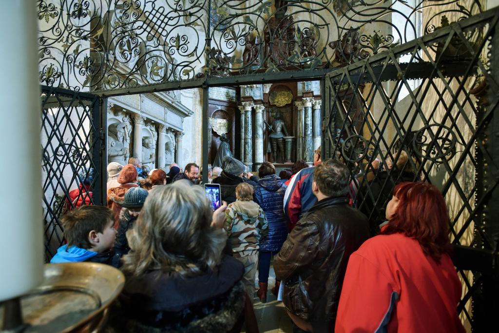 Desítky lidí si přišly prohlédnout zrestaurovanou hrobku Redernů