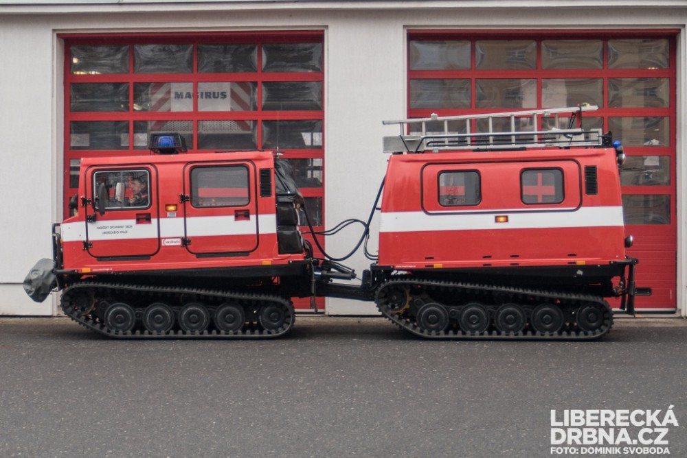 Kvůli kalamitě na Frýdlantsku povolali hasiči speciální pásové vozidlo