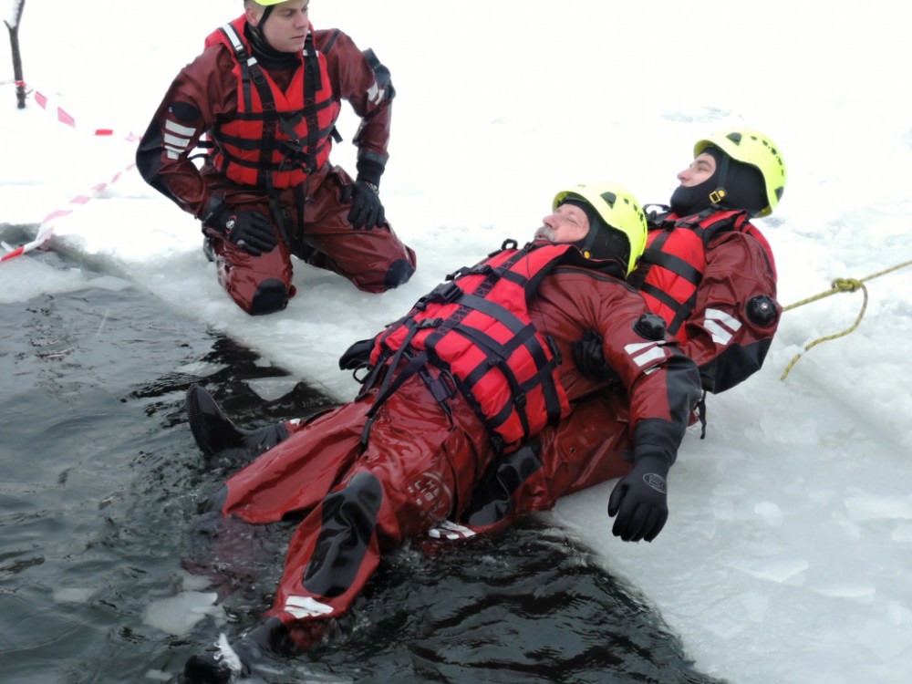 FOTO: Náročný výcvik hasičů. V ledové vodě zachraňovali tonoucí