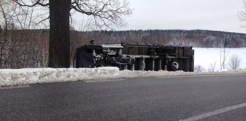Další nehoda na Albrechťáku. Polský řidič převrátil v noci dodávku na bok