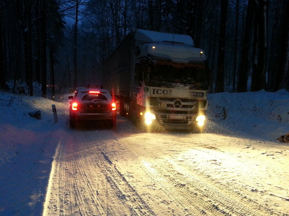 Silničáři uzavřeli pro kamiony silnici přes Oldřichovské sedlo