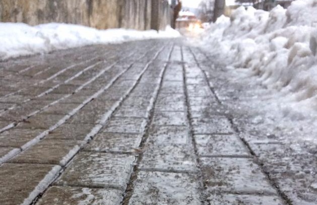 V noci na pátek a v pátek ráno se může tvořit ledovka