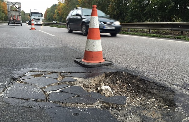 Vyfoťte rozbitou silnici, která vám ničí auto. Děr je víc než loni