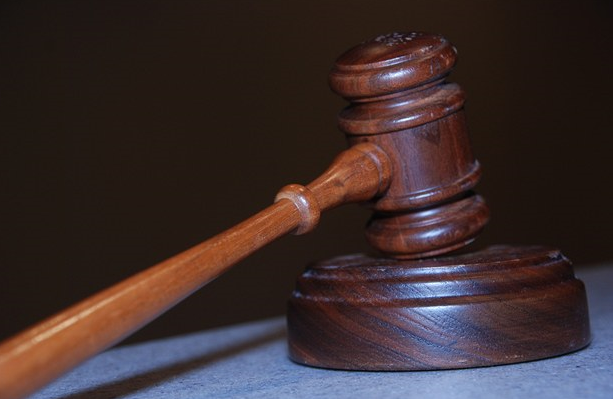 Policista podle obžaloby pomáhal milence-dealerce, hrozí mu osm let