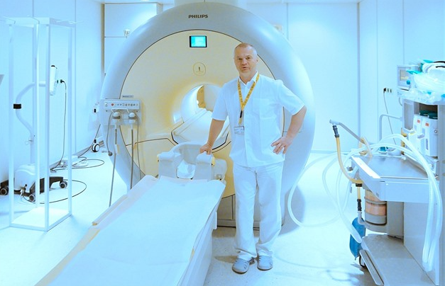 Robot i speciální kamera. Nemocnice pořídí technologii za desítky milionů