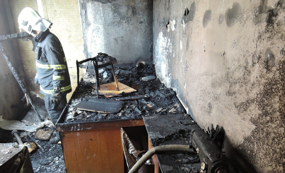 Ve Frýdlantě hořelo v paneláku, ošetřit potřebovalo šest lidí