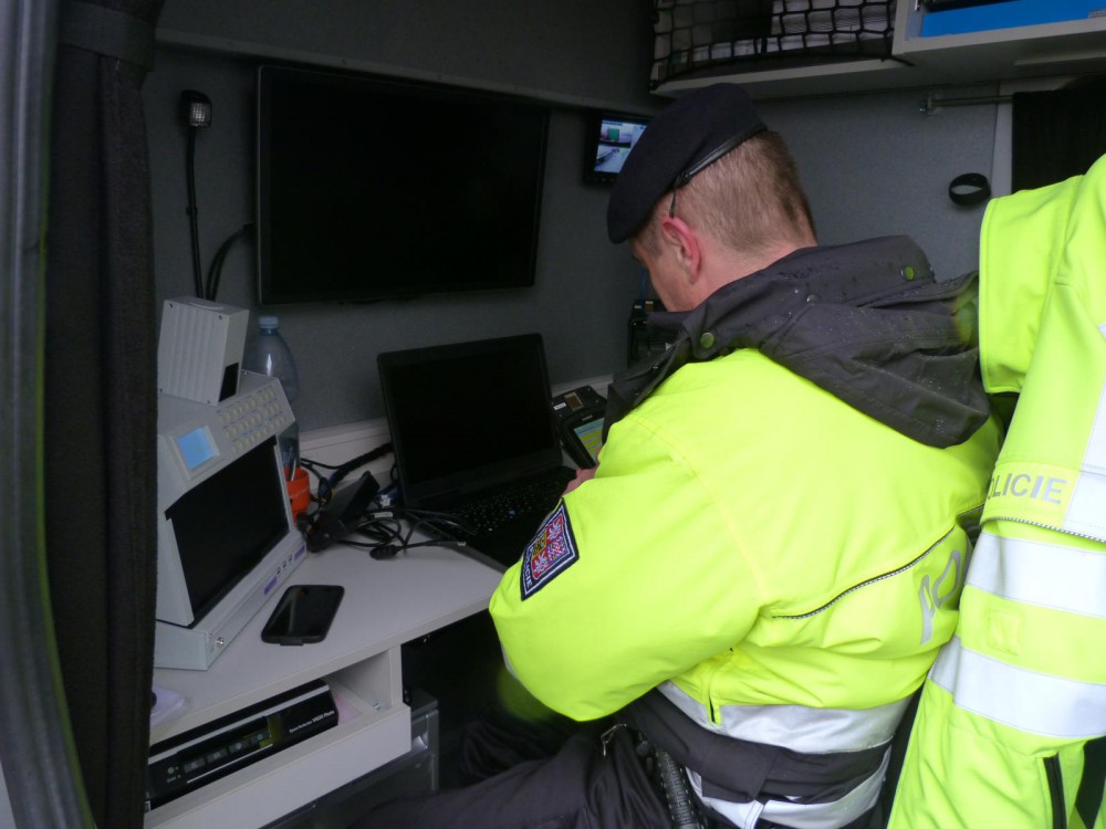 Liberecká policie získala speciálně vybavené auto, díky němu lépe odhalí padělané doklady