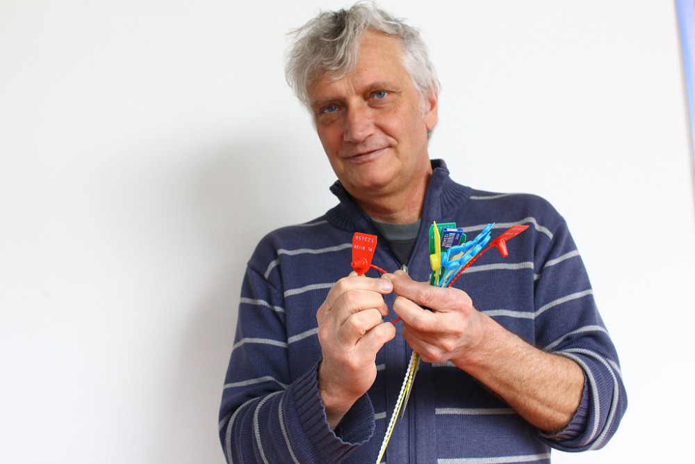 Liberečtí vědci hlásí objev. Unikátní metodou poznají porušenou plombu třeba na elektroměru