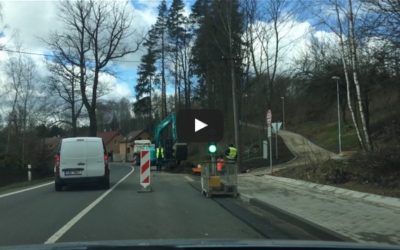 VIDEO: Dopravu mezi Libercem a Frýdlantem komplikuje další omezení, v Mníšku pokračuje stavba chodníku