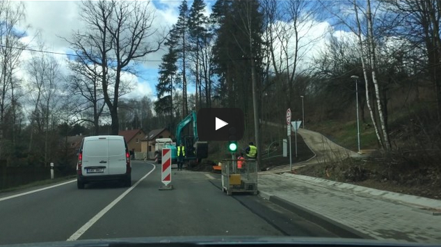 VIDEO: Dopravu mezi Libercem a Frýdlantem komplikuje další omezení, v Mníšku pokračuje stavba chodníku