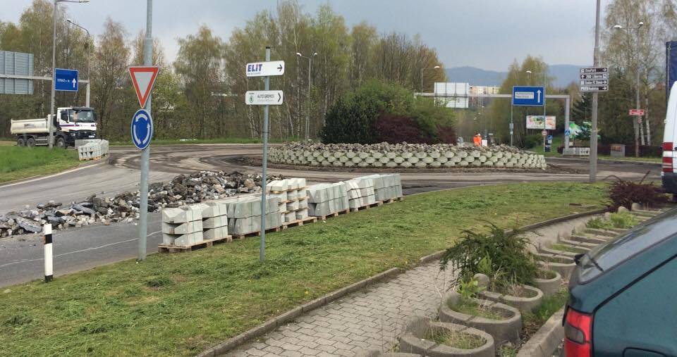 Kruhový objezd v Růžodole se na deset dní uzavřel, řidiči musí volit objízdné trasy