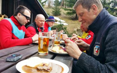 Slavnosti sněženek? Horští záchranáři rekapitulovali sezónu u kance se šípkovou
