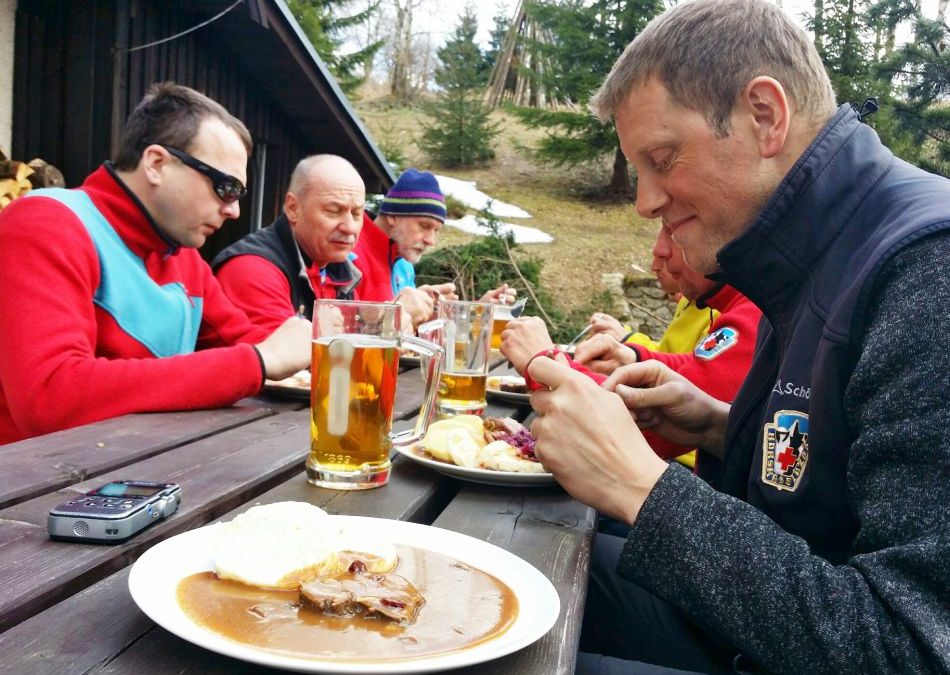 Slavnosti sněženek? Horští záchranáři rekapitulovali sezónu u kance se šípkovou