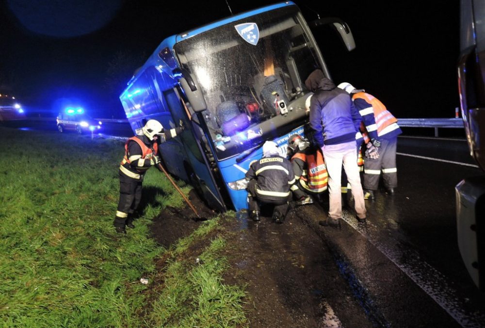FOTO: Na Albrechtickém kopci zapadl autobus plný dětí, vyprostit ho musela těžká technika