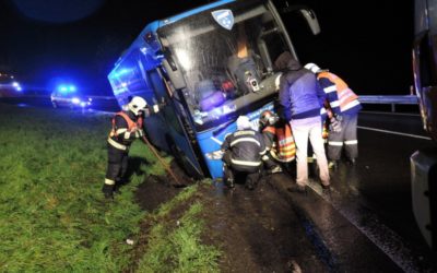 FOTO: Na Albrechtickém kopci zapadl autobus plný dětí, vyprostit ho musela těžká technika