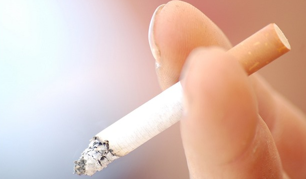 Magna motivuje kuřáky. Kdo si v práci nezapálí, dostane peníze navíc