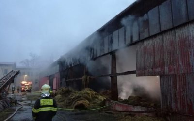Služby, společnosti, firmy a živnostníci 27 FOTO: Hasiči celou noc zasahují u požáru haly v Jindřichovicích